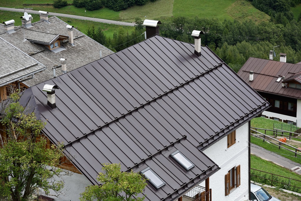 屋根塗装の重要な工程「縁切り」とは？